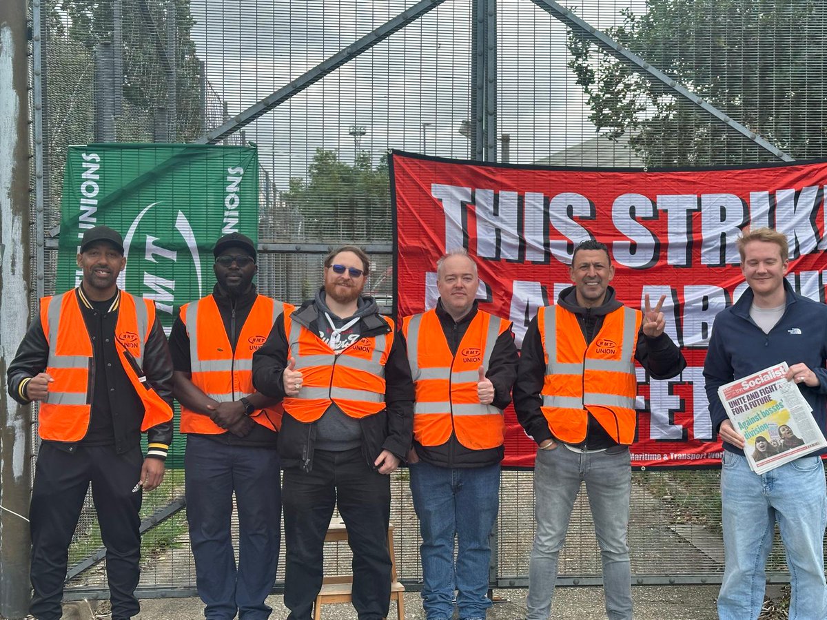 NSSN_AntiCuts's tweet photo. #NSSN sends #solidarity to @RMTLondon #TubeStrike 
@RMTunion https://t.co/uZC3ckwFD0