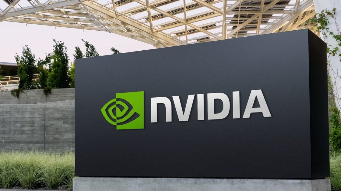 openlabxorg's tweet photo. Apple will be using Google's infra for Siri :

- Apple $AAPL is said to be using Google $GOOGL infra alongside NVIDIA-powered chips for its upgraded Siri stack

- The new Siri is expected to launch in September as part of Apple’s broader AI overhaul

- The move signals Apple leaning on external AI compute despite pushing its own Apple Silicon ecosystem