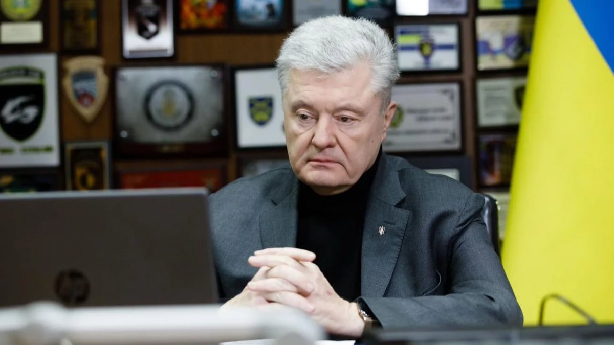 grntmedia's tweet photo. УП: Під час першої за 7 років зустрічі Зеленський і Порошенко спілкувалися на підвищених тонах.

Як пише УП, Порошенко приніс роздруківки дописів і мемів та заявив, що команда Зеленського його дискредитує. Президент відповів, що прихильники Порошенка діють не менш агресивно.

1\4 https://t.co/oSbwDbRKqC