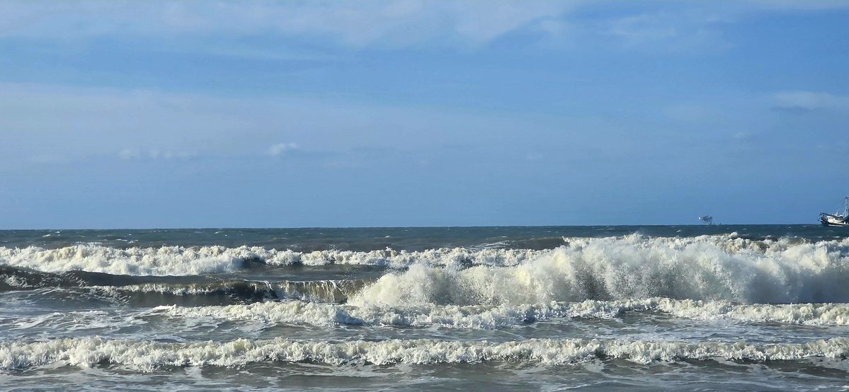 bobj6770's tweet photo. Angry water at Dauphin Island today a little before 8am. Waiting to see what high tide brings later today.

@AlabamaWXNet @spann @weswyattweather @ThomasGeboyWX @NWSMobile https://t.co/v7d3Xy0FLN