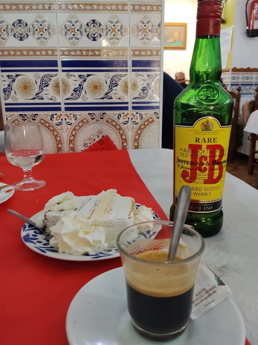 Bledoslavia's tweet photo. Me cago en los muertos de las smash burguers, del ramen, de las tostadas con aguacate y del sushi. https://t.co/ekmlAQP3Ba