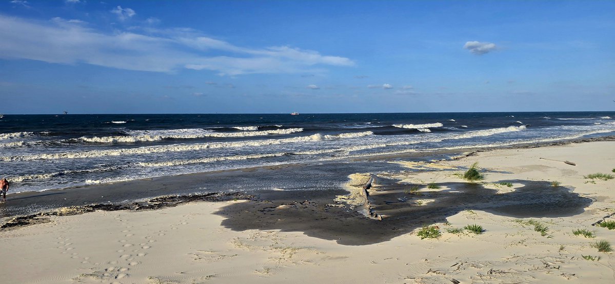 bobj6770's tweet photo. Angry water at Dauphin Island today a little before 8am. Waiting to see what high tide brings later today.

@AlabamaWXNet @spann @weswyattweather @ThomasGeboyWX @NWSMobile https://t.co/v7d3Xy0FLN