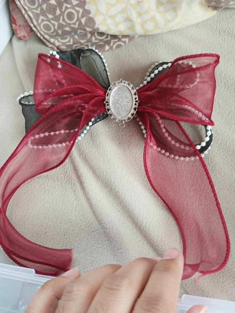 _EmPireCreates's tweet photo. It's not a secret anymore as we unveil our other side!
We are going dark and bolder this June so here's something to look forward--brooch ribbon &amp; dangling charm hairpin

#SecretsUnderTheMoonlight #FanNightsAtAMManilaBay 
#AtTheBay 
#JUN 
#준 
#文俊辉 https://t.co/ff7rXozMzu