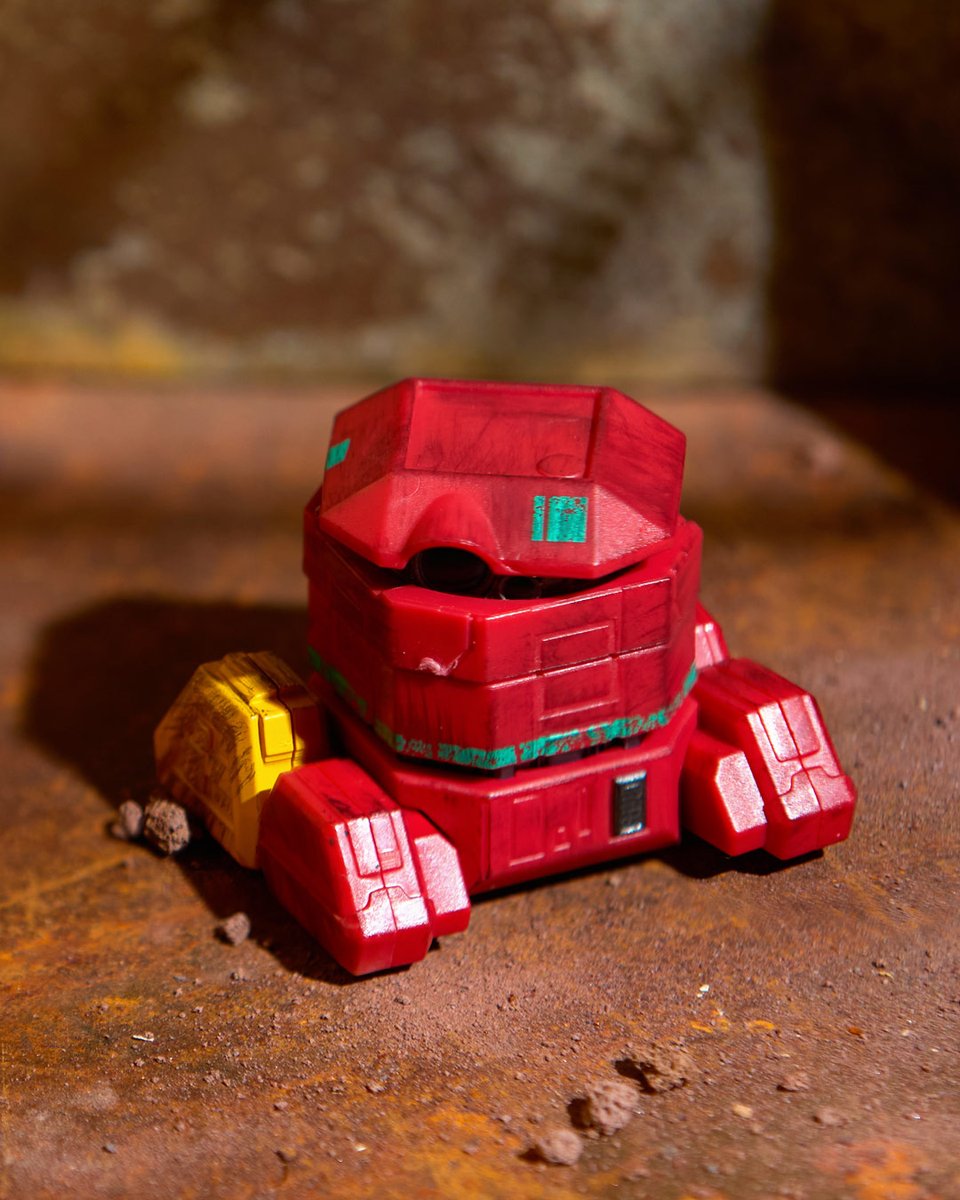 disneystore's tweet photo. Coming June 5 at 8AM PT: Boxy salvage assistant B2EMO Star Wars Droid Factory Figure. Plus, get a leg up on TC-332 with a Build-A-Droid Series piece. 🦿 https://t.co/JSQscHMoNW