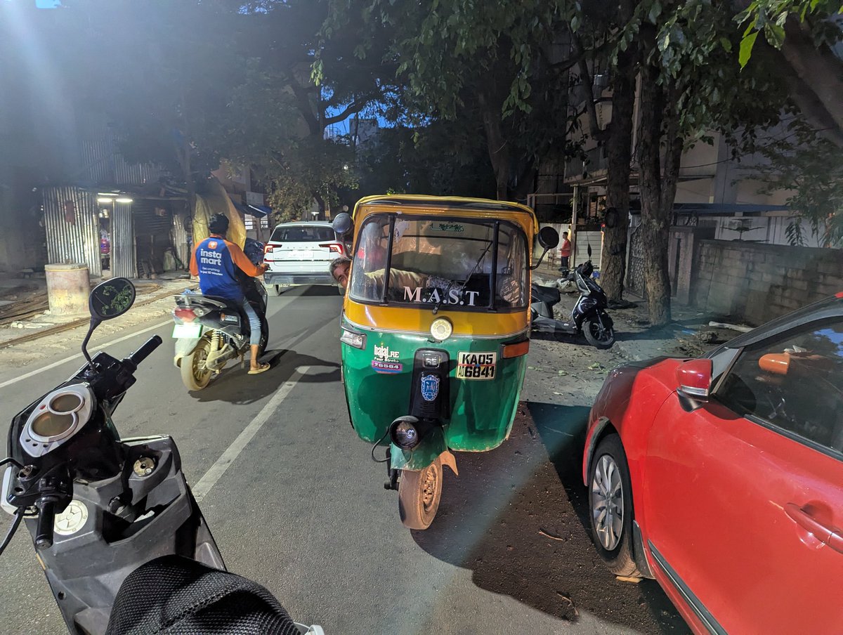 ajsvlog's tweet photo. Auto going wrong way on a one way
Location 13th main road HAL 2nd stage
Time 6:50pm https://t.co/JBbTcRh1iw