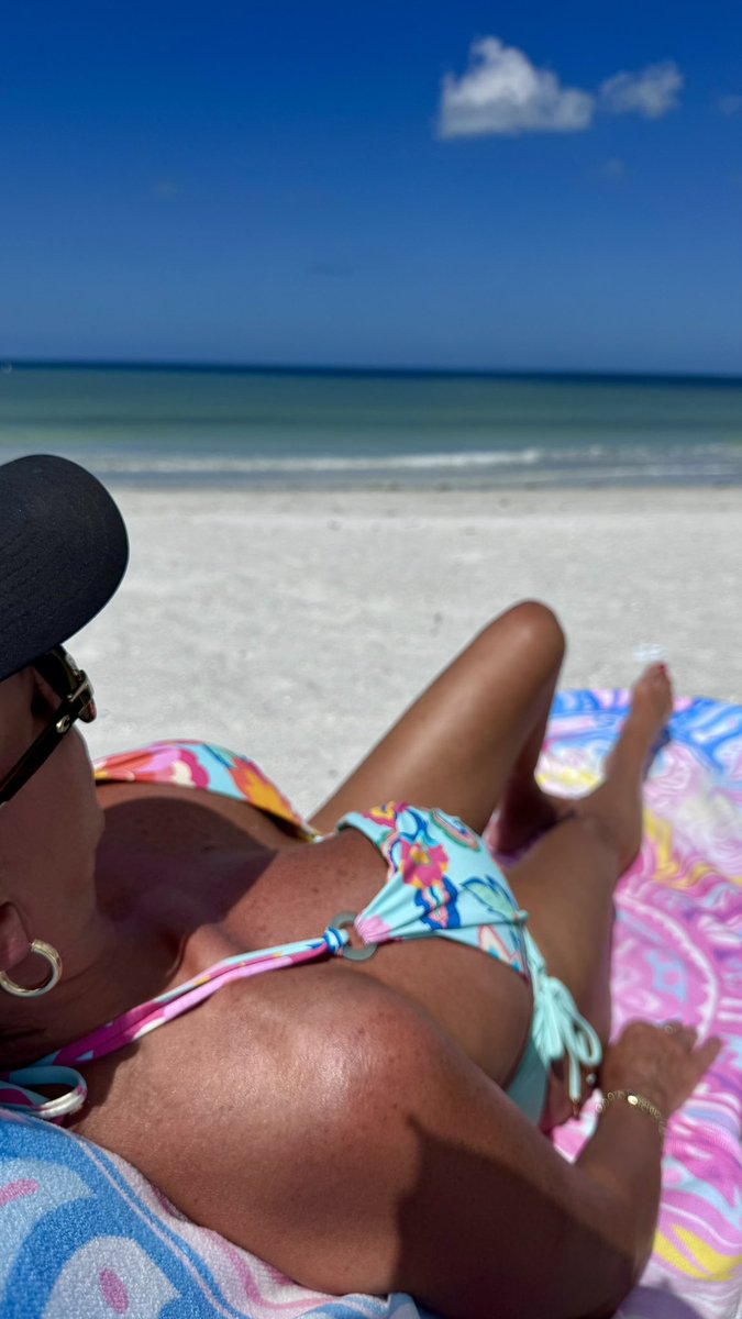jands6872's tweet photo. Saltwater in her hair and heat ❤️‍🔥 in the air. Beach, please https://t.co/VnTfI6kyUf