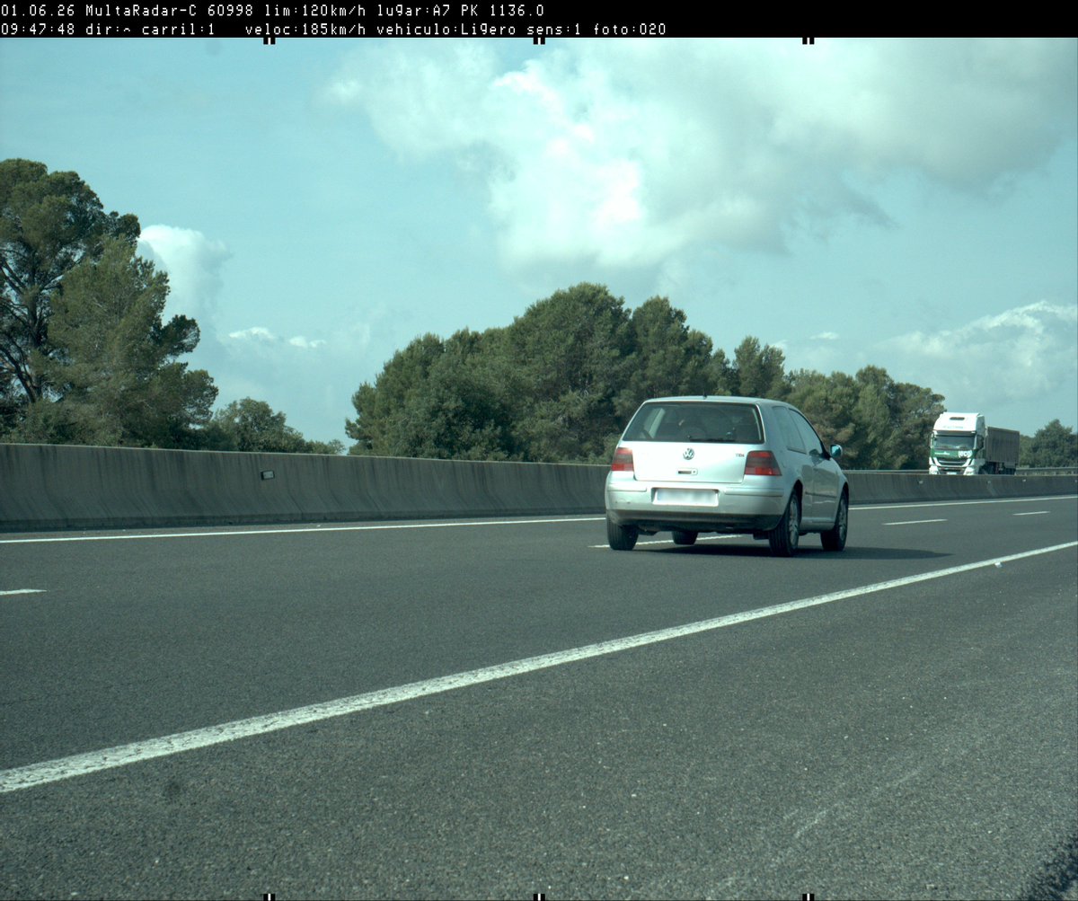 mossos's tweet photo. 🚨 En un control de velocitat a Miami Platja, detectem un conductor circulant a 173 km/h en un tram limitat a 120 km/h.

⏱️ Una hora més tard, el tornem a detectar al mateix punt a 185 km/h.

📄 Denunciem el conductor pels dos excessos de velocitat. https://t.co/4LEFTfzT3c