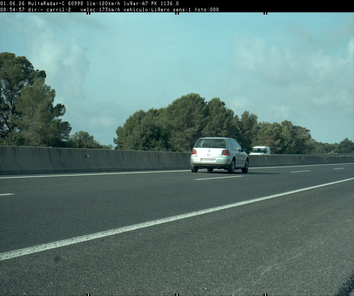 mossos's tweet photo. 🚨 En un control de velocitat a Miami Platja, detectem un conductor circulant a 173 km/h en un tram limitat a 120 km/h.

⏱️ Una hora més tard, el tornem a detectar al mateix punt a 185 km/h.

📄 Denunciem el conductor pels dos excessos de velocitat. https://t.co/4LEFTfzT3c