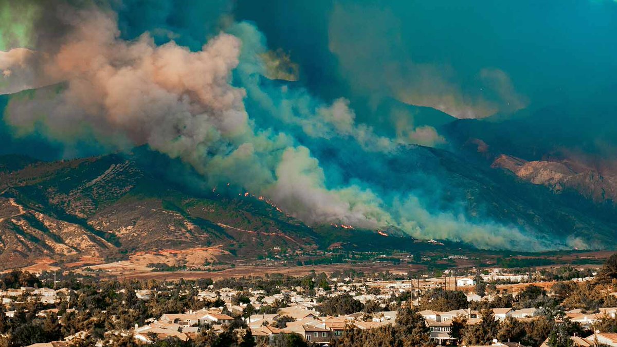 UMichResearch's tweet photo. .@UMich and @MichiganTech researchers are building a base of evidence on how well people understand the risks associated with the smoke and other air pollutants produced by extreme wildfires. https://t.co/r7wQzqIgjz https://t.co/857LPpFZV9