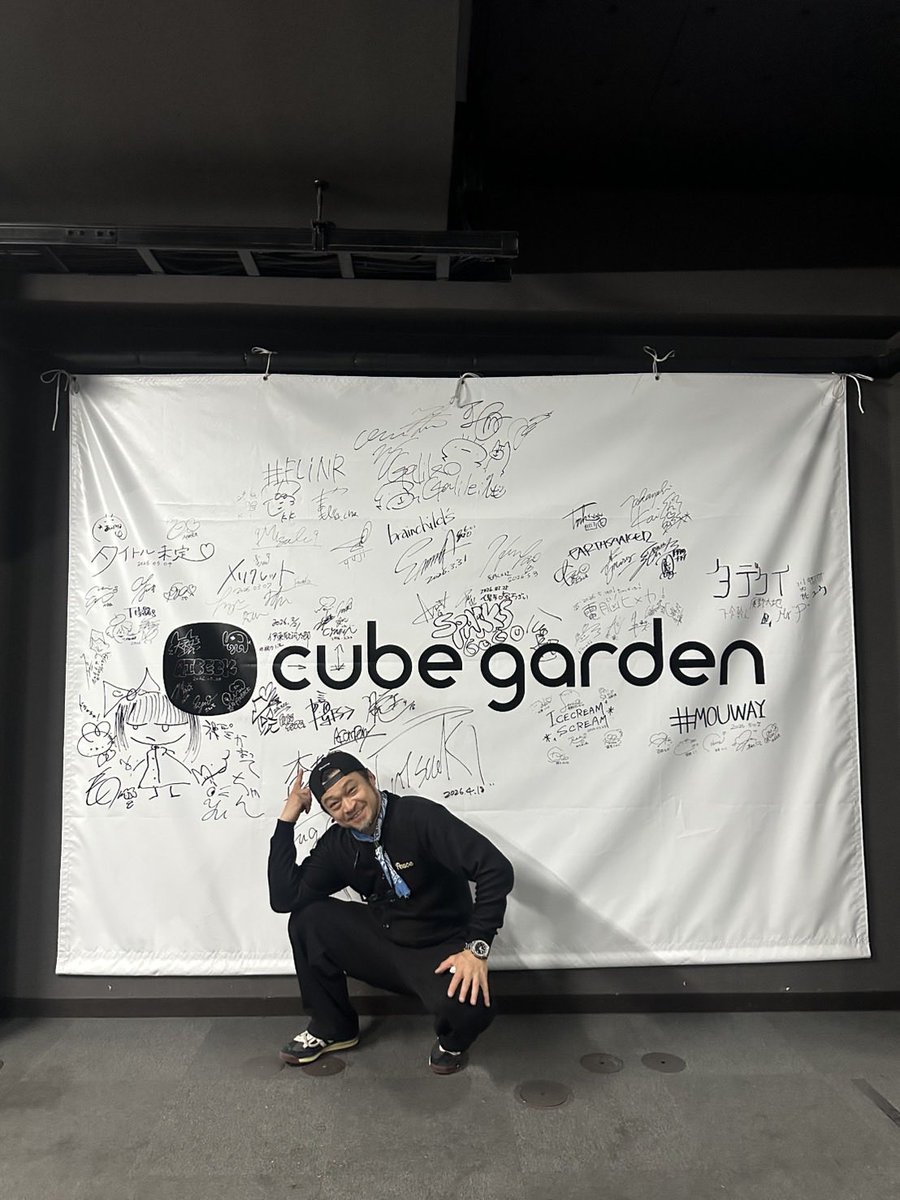 G1WzlOb8admT2Zt's tweet photo. 北海道/札幌 cube gardenにて、でした!!
急遽の開催決定だったのにも関わらず、たくさんの皆さんにお越しいただけて本当に嬉しかったです。
くぅうぅぅ〜、ありがたいぜ。。楽しいぜ。。と思いながら演っていました、ほんとに。
来月はJOINALIVE。その後全国ツアーでも。
ちょいちょい通わせていただけて嬉しいです、北海道!
したっけ!!