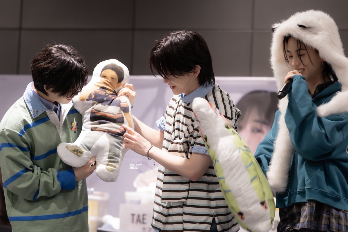 arashashin's tweet photo. 20260503 TOKYOサイン会

スキーウェアブランドモデルのフィちゃんにマウントをとられるも
靴もポロシャツもブランドものだもん！なソンジュン笑

#장현수 #HYUNSOO
#은휘 #HWI 
#오성준 #SUNGJUN
#TNX https://t.co/lJOlnVaaC9