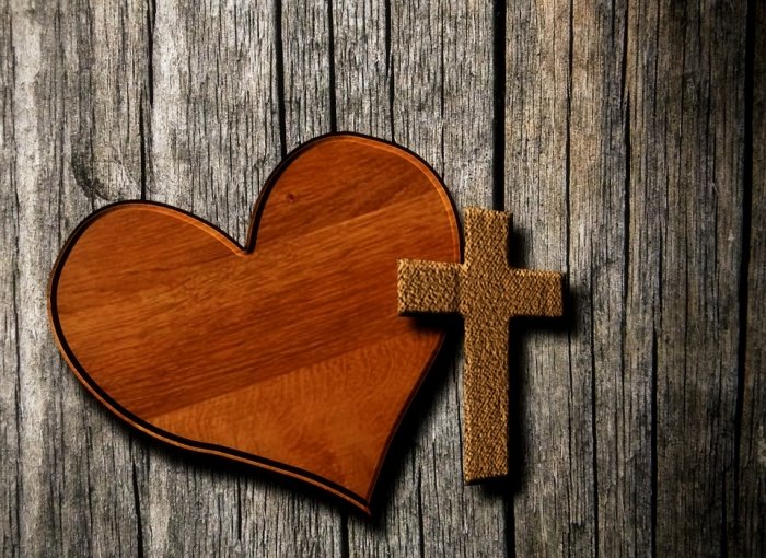 ComWeY7's tweet photo. "Os que amam a Deus não podem abrigar ódio ou inveja. Quando o princípio celestial do eterno amor encher o coração, ele fluirá para outros, não meramente porque favores são recebidos deles, mas porque o amor é o princípio da ação e modifica o caráter, governa os impulsos, controla as paixões, subjuga inimizades, eleva e enobrece as afeições. 

Esse amor não é adquirido meramente para incluir “eu e meu”, mas é amplo como o mundo e alto como o céu, e está em harmonia com o amor dos obreiros angelicais. Esse amor cultivado no coração torna agradável a vida inteira e projeta sua enobrecedora influência sobre todos ao redor. Possuindo-o, não podemos deixar de ser felizes, quer prosperemos ou não"
#TestemunhosParaaIgreja
#FonteDeAlegria