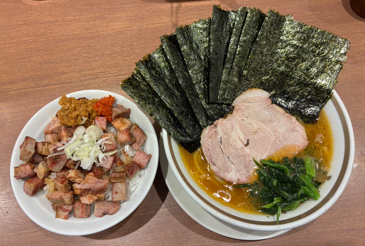 yoshitomi_m's tweet photo. 川崎市川崎区
家系ラーメン 大ちゃん
ラーメン＋のり＋チャーシュー丼

大ちゃんへ。
常に安定して美味しいのが魅力🥰
無限ニンニクで食べるチャーシュー丼も最高です💯💯💯 https://t.co/fjuFozTxAN