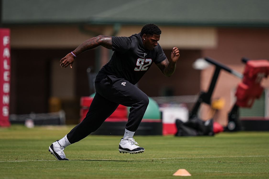 Damski32's tweet photo. Sounds like big Maason Smith is doing really well in his first Falcons OTAs, really excited about him playing some 1-tech and seeing if he can come in and be DO replacement but with a higher ceiling. Big dude that can move is the name of the game! https://t.co/9PxWpIoPul