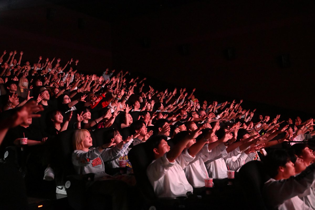 superbeaverfilm's tweet photo. #映画SUPERBEAVER現在地

＼\\  声出しOK💥応援上映 //／
イベントレポートが到着！ 
👉https://t.co/SAdUKcUNuu

手拍子＆大合唱で
映画館がライブハウスに!!

そしてフィナーレは万雷の喝采で
“現在地”を「あなた」と分かち合うーー。

スクリーンに映し出される
#SUPERBEAVER メンバーの表情や
言葉の一つひとつに
呼応するように劇場全体が揺れ
応援上映ならではの特別な時間となりました💥
