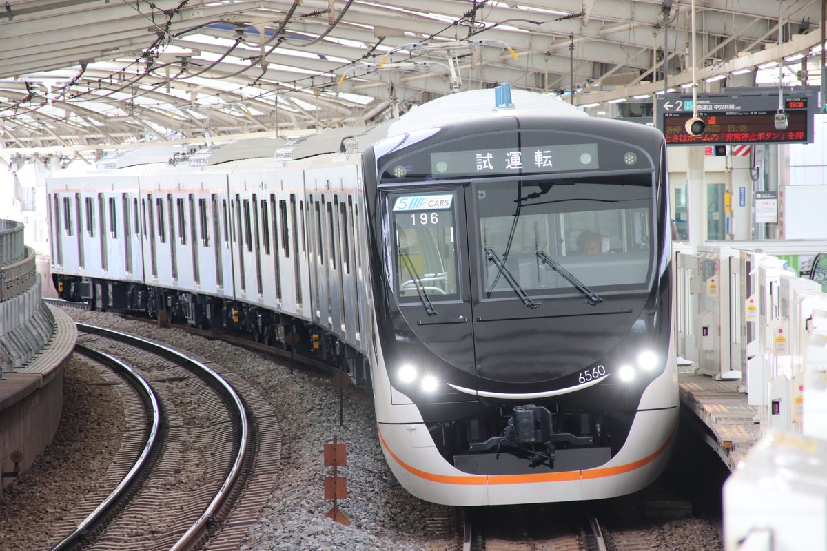 5000_EXPRESS's tweet photo. 東急6020系6160Fが性能確認試運転を実施。江田駅にて停車中の様子を撮影しました。
この編成で全体の導入本数の過半数が動き始めたことになります。
また、08-106Fが半蔵門線で試運転を実施。その返却回送を撮影しました。
96Sという見慣れない表示と共にB修が迫る08系を撮影することができました。 https://t.co/ooDSs3cRPo