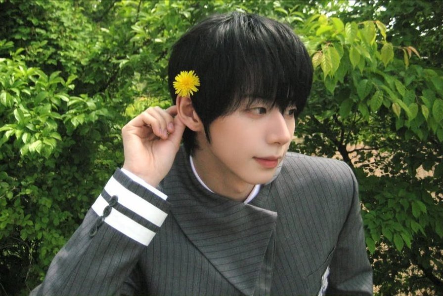 sjwjewelz's tweet photo. the flowers are as pretty as him 🌼 https://t.co/mYpmKacFEN