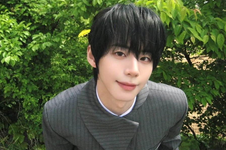 sjwjewelz's tweet photo. the flowers are as pretty as him 🌼 https://t.co/mYpmKacFEN