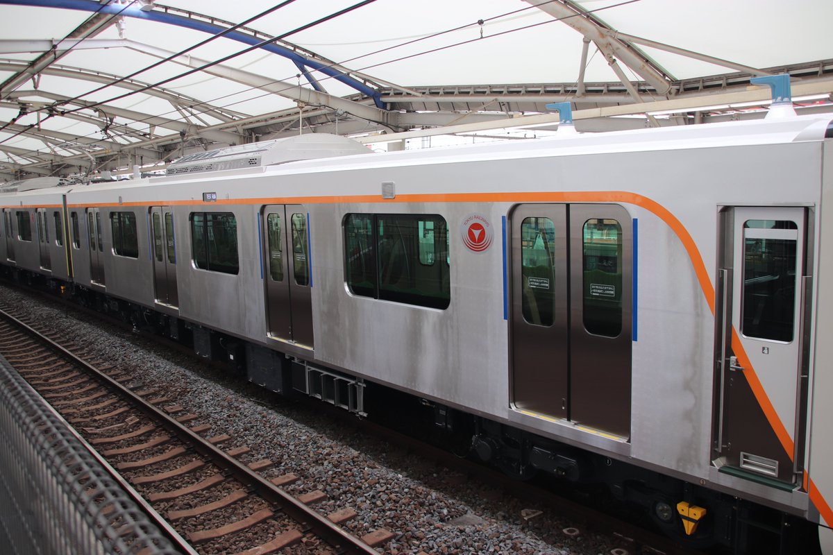 5000_EXPRESS's tweet photo. 東急6020系6160Fが性能確認試運転を実施。江田駅にて停車中の様子を撮影しました。
この編成で全体の導入本数の過半数が動き始めたことになります。
また、08-106Fが半蔵門線で試運転を実施。その返却回送を撮影しました。
96Sという見慣れない表示と共にB修が迫る08系を撮影することができました。 https://t.co/ooDSs3cRPo