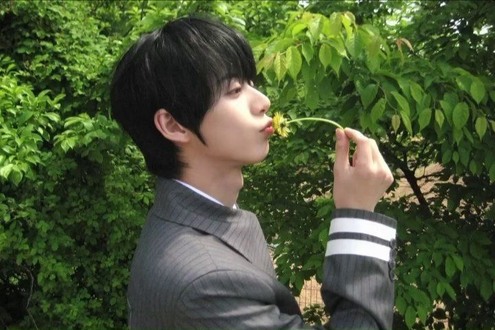 sjwjewelz's tweet photo. the flowers are as pretty as him 🌼 https://t.co/mYpmKacFEN