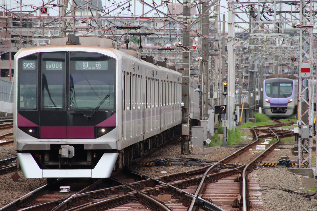 5000_EXPRESS's tweet photo. 東急6020系6160Fが性能確認試運転を実施。江田駅にて停車中の様子を撮影しました。
この編成で全体の導入本数の過半数が動き始めたことになります。
また、08-106Fが半蔵門線で試運転を実施。その返却回送を撮影しました。
96Sという見慣れない表示と共にB修が迫る08系を撮影することができました。 https://t.co/ooDSs3cRPo