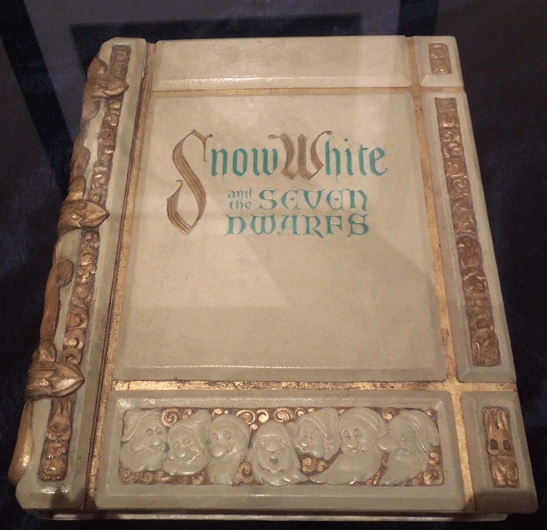 dreamyyarchive's tweet photo. 1937 snow white storybook palette https://t.co/jRRhDFhXKI