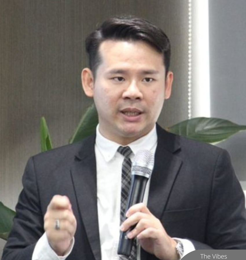 NewsBFM's tweet photo. The suspension of access to the MyKhas portal for MPs Lee Chean Chung and Wong Chen was due to their political decisions, not selective punishment, said PKR deputy secretary-general Bryan Ng.

''You cannot actively choose to align with a platform built to overthrow the government and simultaneously demand that the very same government hand over state resources," said Ng.

📷: The Vibes

🧵1