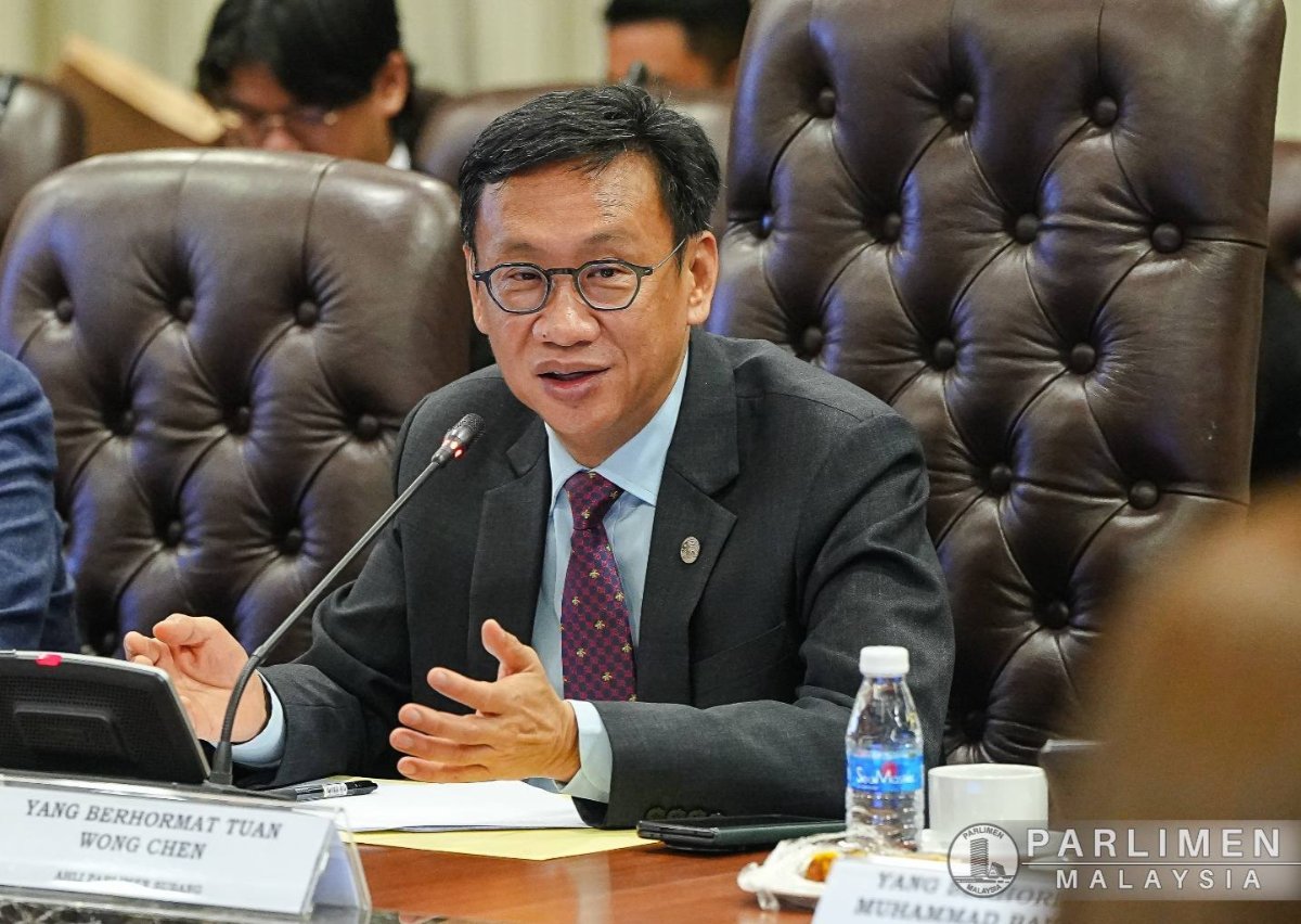 NewsBFM's tweet photo. The suspension of access to the MyKhas portal for MPs Lee Chean Chung and Wong Chen was due to their political decisions, not selective punishment, said PKR deputy secretary-general Bryan Ng.

''You cannot actively choose to align with a platform built to overthrow the government and simultaneously demand that the very same government hand over state resources," said Ng.

📷: The Vibes

🧵1