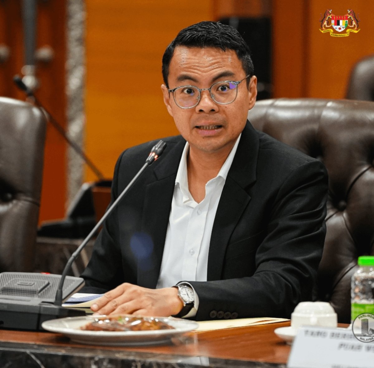 NewsBFM's tweet photo. The suspension of access to the MyKhas portal for MPs Lee Chean Chung and Wong Chen was due to their political decisions, not selective punishment, said PKR deputy secretary-general Bryan Ng.

''You cannot actively choose to align with a platform built to overthrow the government and simultaneously demand that the very same government hand over state resources," said Ng.

📷: The Vibes

🧵1