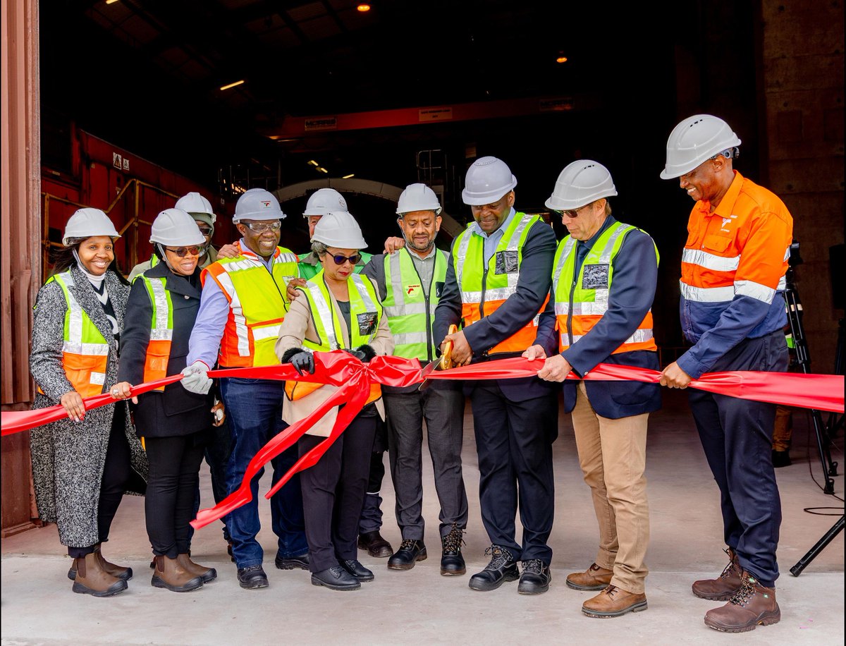 TPT_Transnet's tweet photo. TPT Chief Executive Jabu Mdaki joined the technical team, Transnet leadership and key stakeholders to mark the commissioning of Tippler 3 and celebrate this significant milestone for the Saldanha Iron Ore terminal.

#WesternCapeTerminals #Tippler3Commissioning #R4G https://t.co/hC9qhwHSPt