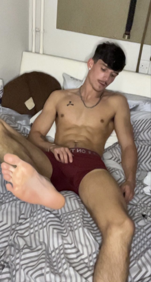 supo103's tweet photo. be honest are you a feet or abs guy? https://t.co/6Hrpcxpxfj