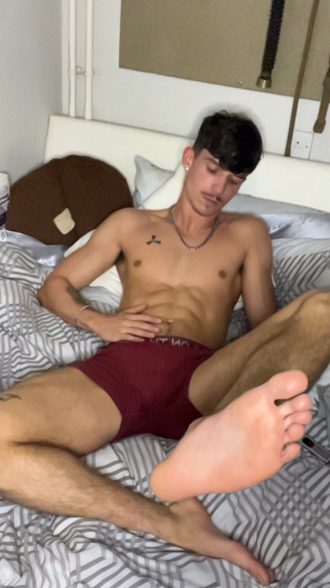 supo103's tweet photo. be honest are you a feet or abs guy? https://t.co/6Hrpcxpxfj