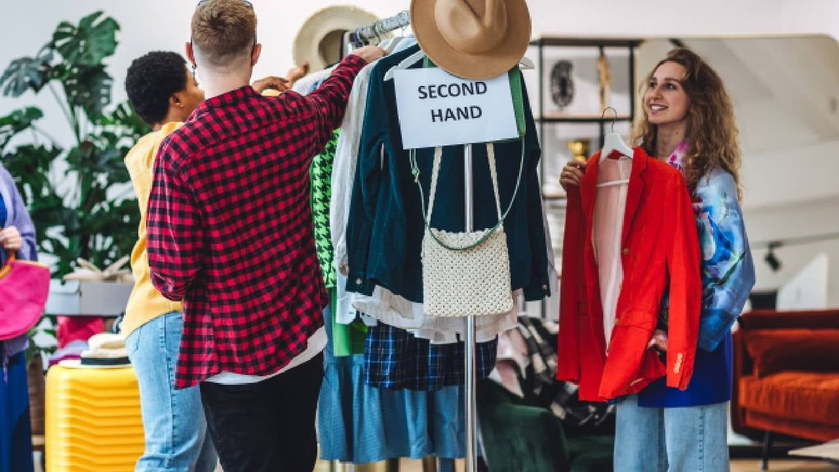 juststyle's tweet photo. #GenZ is powering the expansion of the secondhand market, but poor return and refund experiences are causing brands to lose both conversions and long-term loyalty, according to new research by post-purchase platform Seel. 
https://t.co/qhvvGNLcE5 https://t.co/zJVEa05Fj7