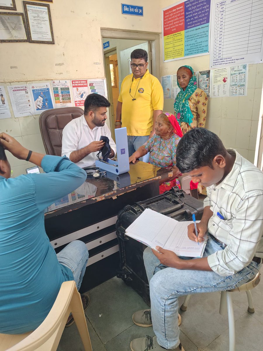 FulraHwc's tweet photo. લખપત તાલુકામાં TBMBA 2.0 હેઠળ દયાપર &amp;ઘડુલી હાઈ-રિસ્ક ગણાતા વિસ્તારમાં એ એક્સ-રે કેમ્પનું આયોજન કરવામાં આવ્યું જેમાં 94 લાભાર્થીઓના એક્સ-રે પાડવામાં આવેલ જેમાંથી પ્રાથમિક તપાસમાં શંકાસ્પદ જણાતા 5 લાભાર્થીઓના NAAT તપાસ માટે સેમ્પલ લેવામાં આવ્યા #ગામગામશહેરશહેર #TBMuktBharat https://t.co/qwgmy2n3cm