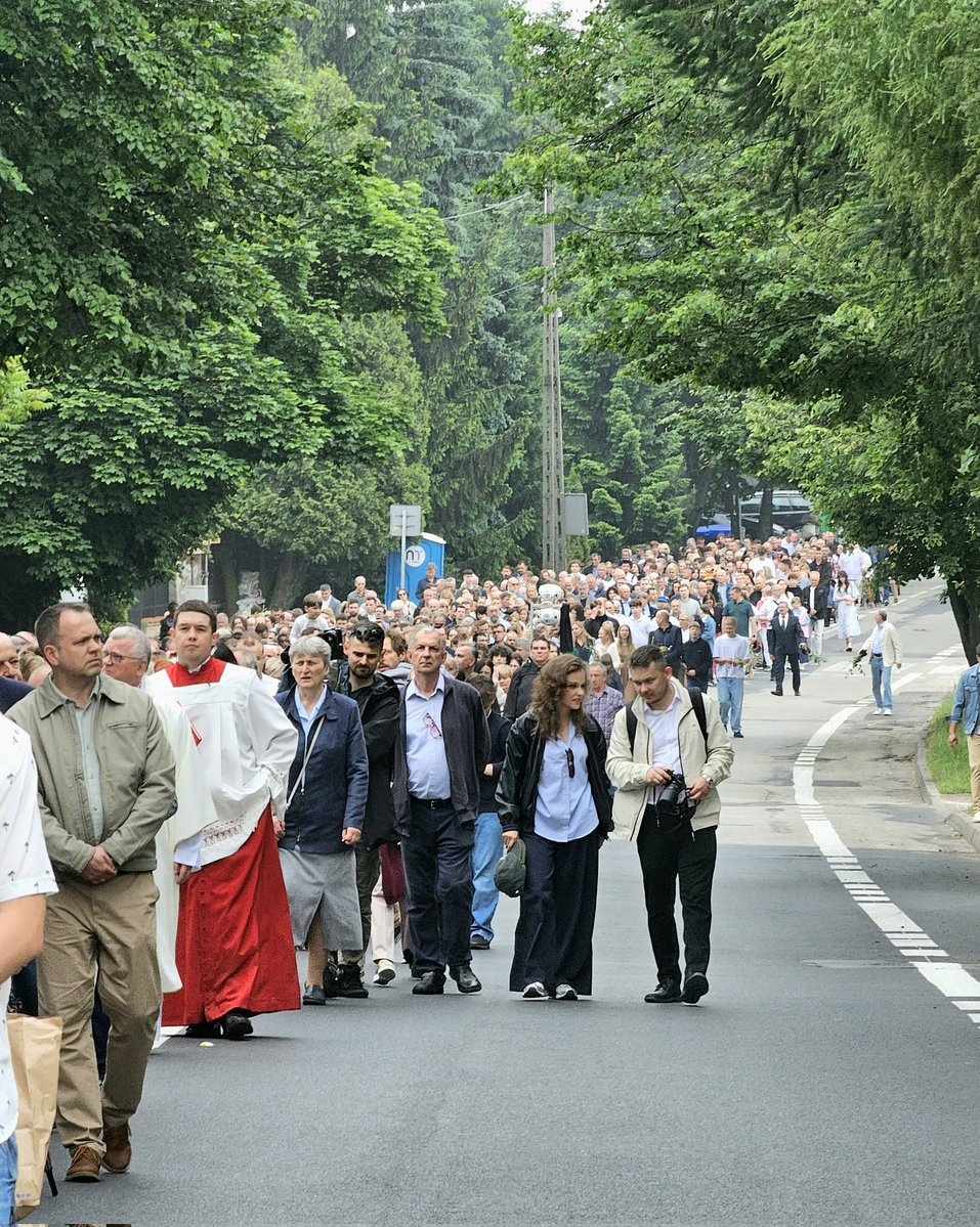 HektikHektor's tweet photo. 🇬🇧Churches were OVERFLOWING in Poland today, as MILLIONS nationwide spilled onto the streets in STUNNING scenes of FAITH, glorifying JESUS CHRIST during Boże Ciało (Corpus Christi) celebrations.

🇵🇱Kościoły w całej Polsce pękały dziś w szwach, a MILIONY ludzi w całym kraju wyszły na ulice w NIESAMOWITYCH manifestacjach WIARY, oddając chwałę JEZUSOWI CHRYSTUSOWI podczas obchodów Bożego Ciała (Corpus Christi).

Pięknie Polsko! ✝️🇵🇱
Love Life 🤍❤️