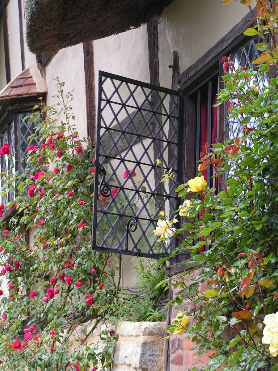 Anglo_Warrior's tweet photo. I’m always reminded of our countryside whenever I see cross-hatched style windows. They just feel so quintessentially English. https://t.co/WZ7fJAXqkA