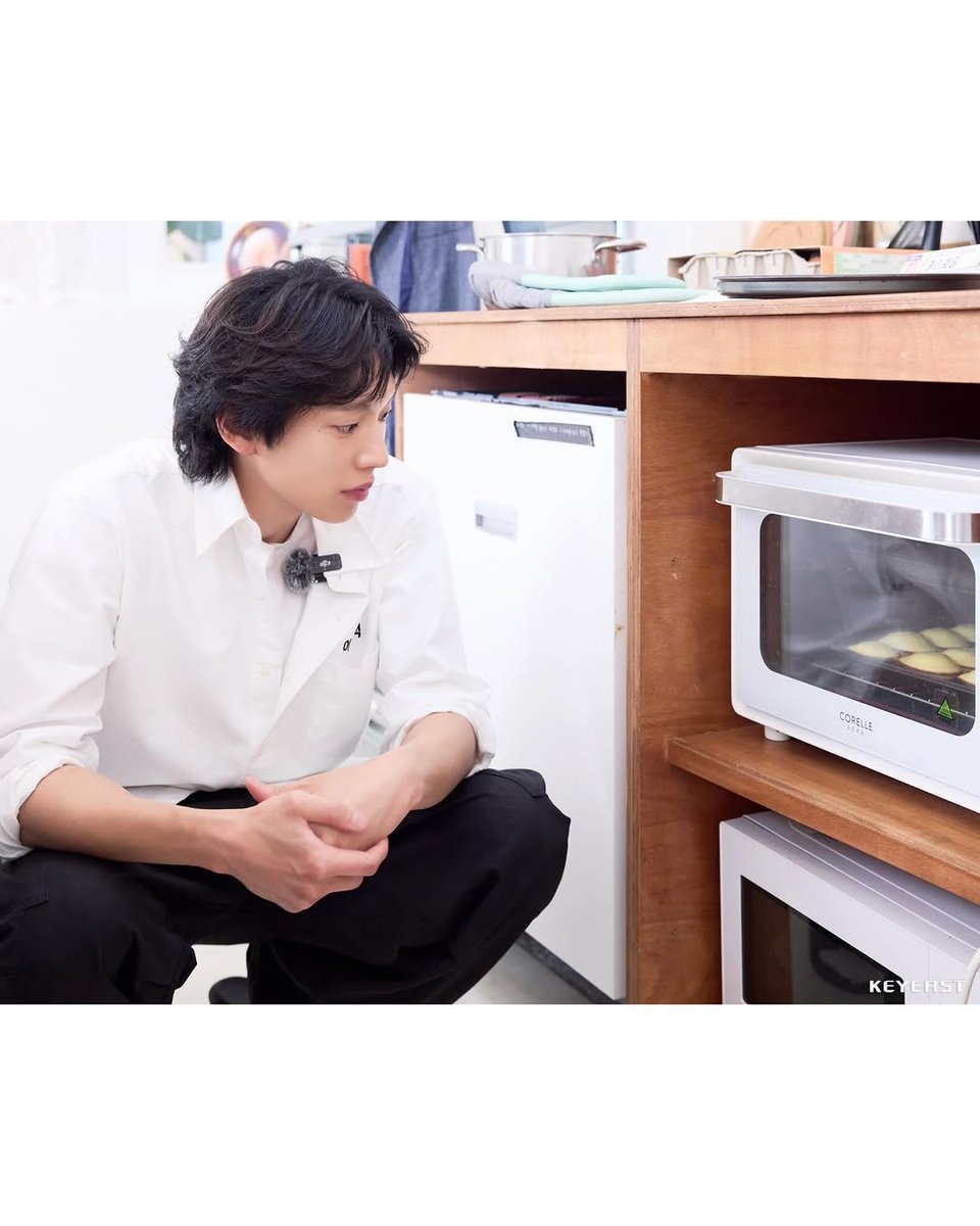 kitaeksource's tweet photo. instagram update keyeastofficial
from preparation to presentation, lee ki taek takes on the challenge of becoming a patissier. 🥐✨

see how his baking adventure turned out in the latest behind-the-scenes video on keyeast youtube

YT: https://t.co/B4holVATsI

#leekitaek #bonjourbakery