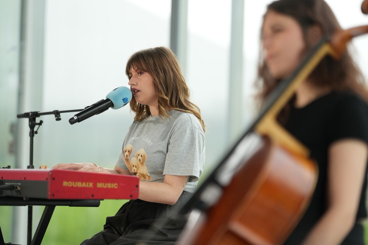 ici_officiel's tweet photo. Ecoutez ce soir à 20h dans #Decibels avec @EmilieRadioFr l'interview et le concert privé #icipartenlive de Marine enregistré avec @ici_nord au @MuseeLouvreLens https://t.co/4gX8Iae6iP