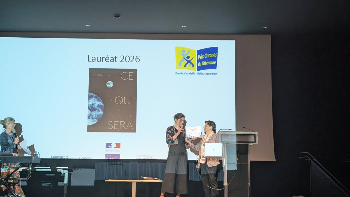 PrixChronos's tweet photo. Remise des #PrixChronos 🏆
Jacqueline Gaussens, remet son prix à Johanna Schaible, lauréate de la catégorie CE1/CE2 pour son ouvrage : "Ce qui sera" (édition La Partie) 👏 https://t.co/L9daXpKJjD