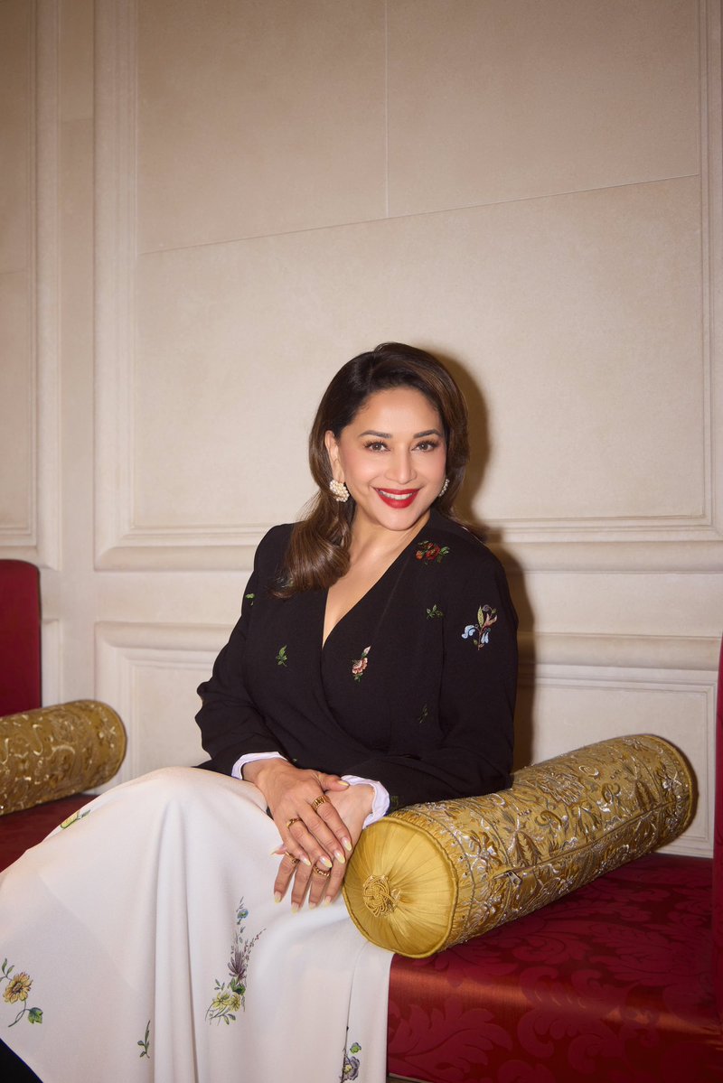 MadhuriDixit's tweet photo. Just adding a little floral poetry to the evening🌸🖤 https://t.co/vWzq63u6sp