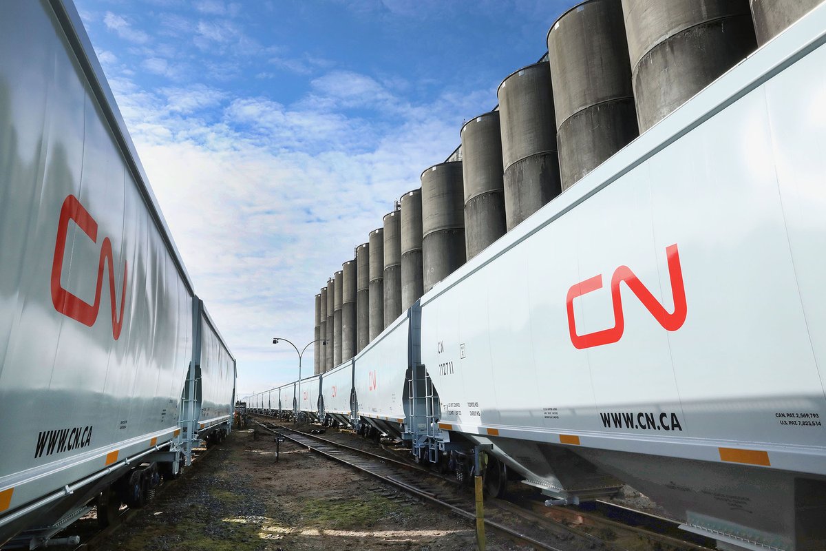 RailCanada's tweet photo. Another month, another set of grain movement records from Canada’s Class I railways! CN and CPKC each moved more 2.9 million metric tonnes of grain from Western Canada in May.

Results like these don't happen by accident. They reflect the value of efficient operations, strong coordination, investment, and collaboration across Canada's grain supply chain.

Check out the details here:
⚪CPKC - https://t.co/4Uus3XCmT4
⚪CN - https://t.co/R9mHDpW65O

#cdnrail #RailCAN #grain