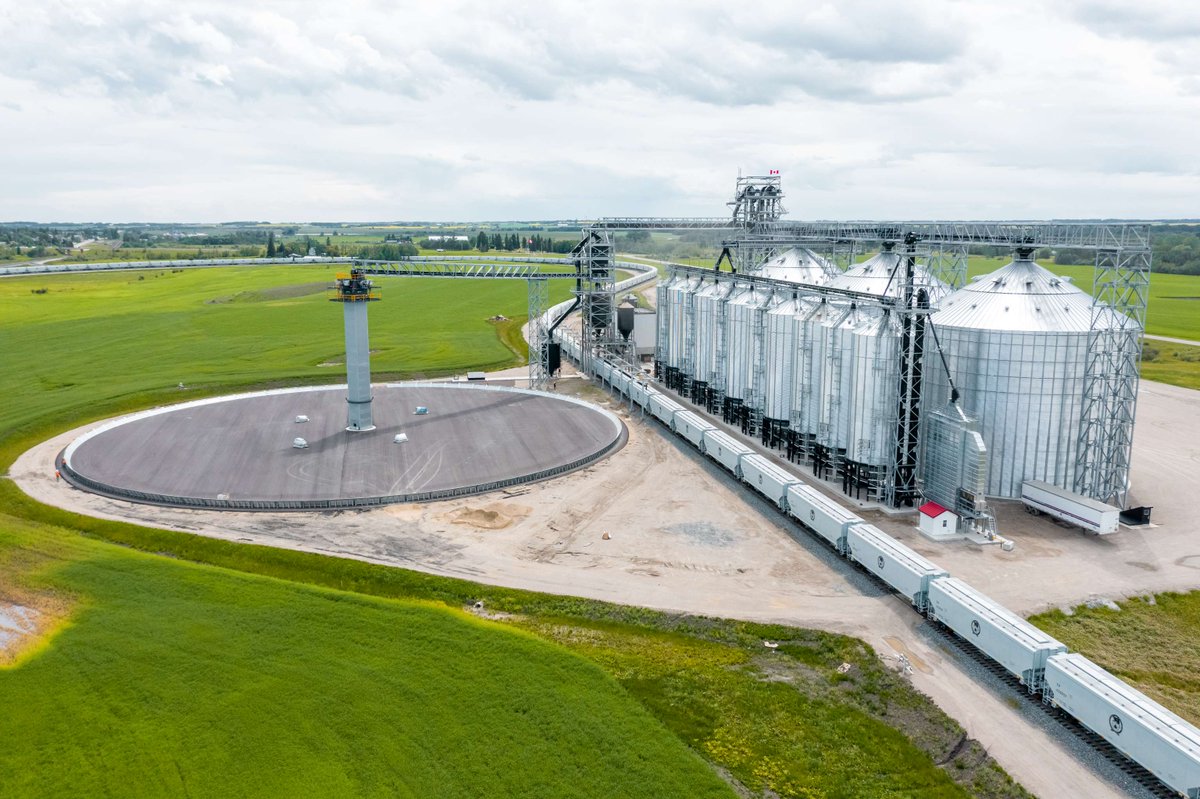 RailCanada's tweet photo. Another month, another set of grain movement records from Canada’s Class I railways! CN and CPKC each moved more 2.9 million metric tonnes of grain from Western Canada in May.

Results like these don't happen by accident. They reflect the value of efficient operations, strong coordination, investment, and collaboration across Canada's grain supply chain.

Check out the details here:
⚪CPKC - https://t.co/4Uus3XCmT4
⚪CN - https://t.co/R9mHDpW65O

#cdnrail #RailCAN #grain