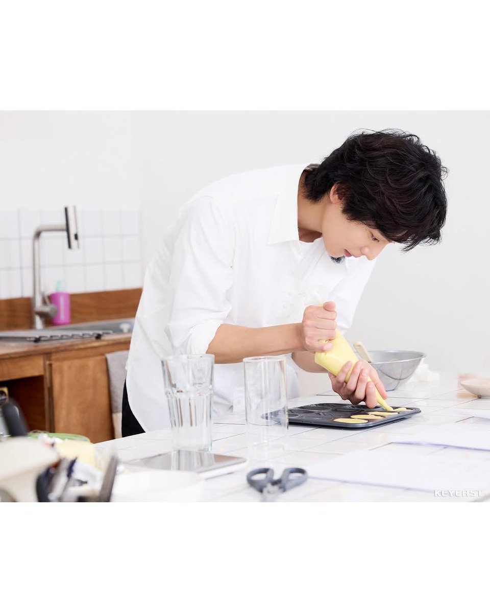 kitaeksource's tweet photo. instagram update keyeastofficial
from preparation to presentation, lee ki taek takes on the challenge of becoming a patissier. 🥐✨

see how his baking adventure turned out in the latest behind-the-scenes video on keyeast youtube

YT: https://t.co/B4holVATsI

#leekitaek #bonjourbakery