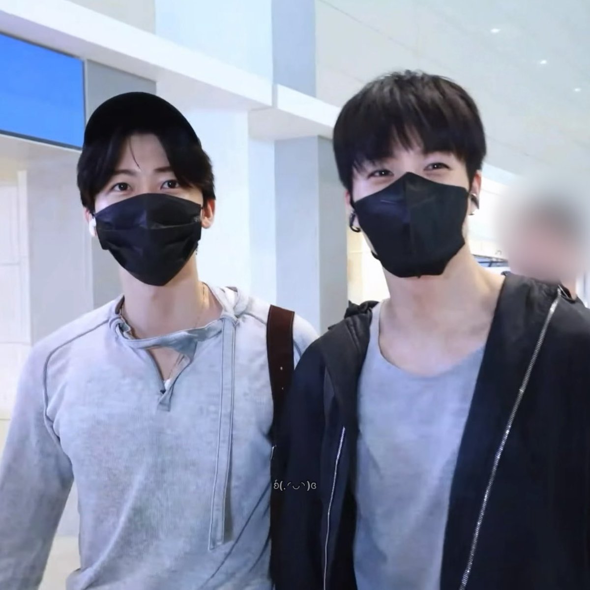 jenofoof's tweet photo. They look so cute omg 😭😭😭 you can fell jenito smiling under the mask by the way hes crinkling his eyes https://t.co/iuiHvmHnAQ