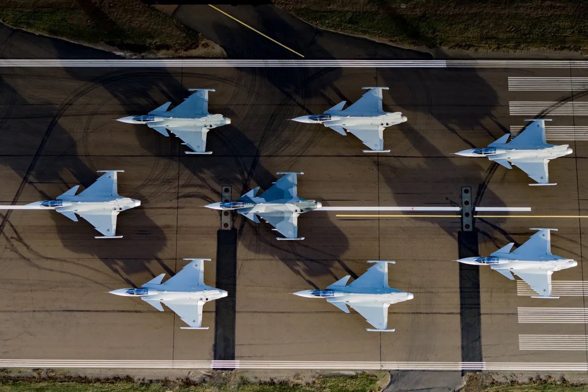 gliciofonseca's tweet photo. Na cerimônia de roolout do 1o #F39 F #Gripen destinado ao Brasil o Ministro do @DefesaGovBr informou que o governo estuda adquirir um novo lote dessas aeronaves. Caso isso se concretize a @fab_oficial poderá ter 3 esquadrões de caças com o modelo e também substituir os jatos AMX. https://t.co/JG7XKf30lD