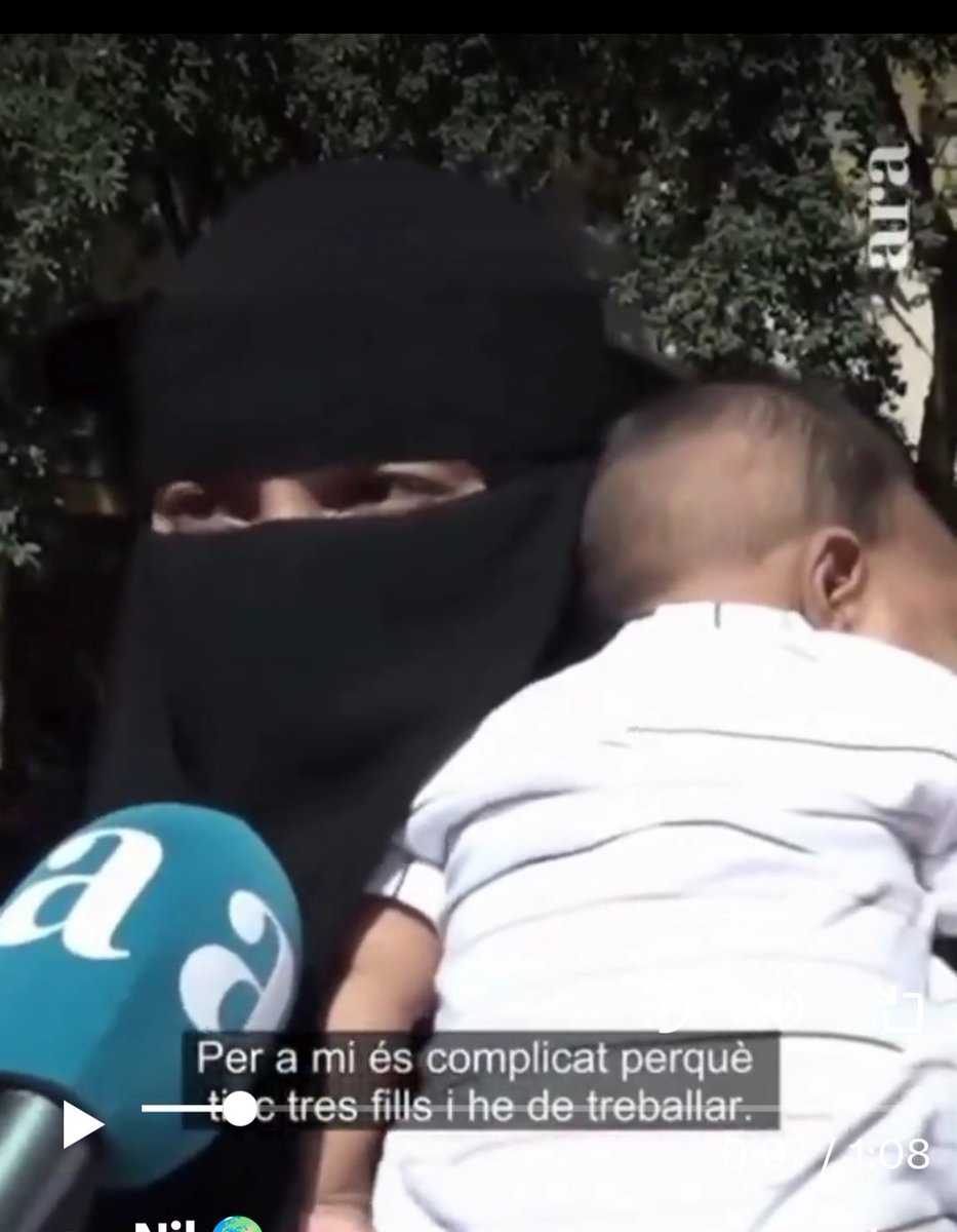 EvaGarc14446704's tweet photo. Es queixe de la vaga dels mestres perquè té 3 fills i ha de treballar.

A veure, amb aquesta indumentària islamista dubto molt que treballi. I parint un fill rera l'altra, si és que treballa, sempre deu estar de baixa. 

Aquesta gent és la que volem  al nostre país? https://t.co/aIQAIQdIQY