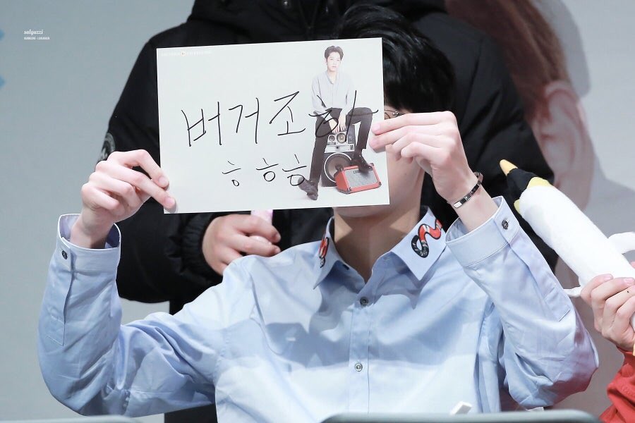 pwarchive_'s tweet photo. 판한테 장난치려다가 판이 쓴거 보고 맞춤법 고쳐주는 윙 . 판이 이거 유행어라고 (ㄷㅅ이몽) 가까이가니까 윙 당황햇오 https://t.co/413YUYpLJv