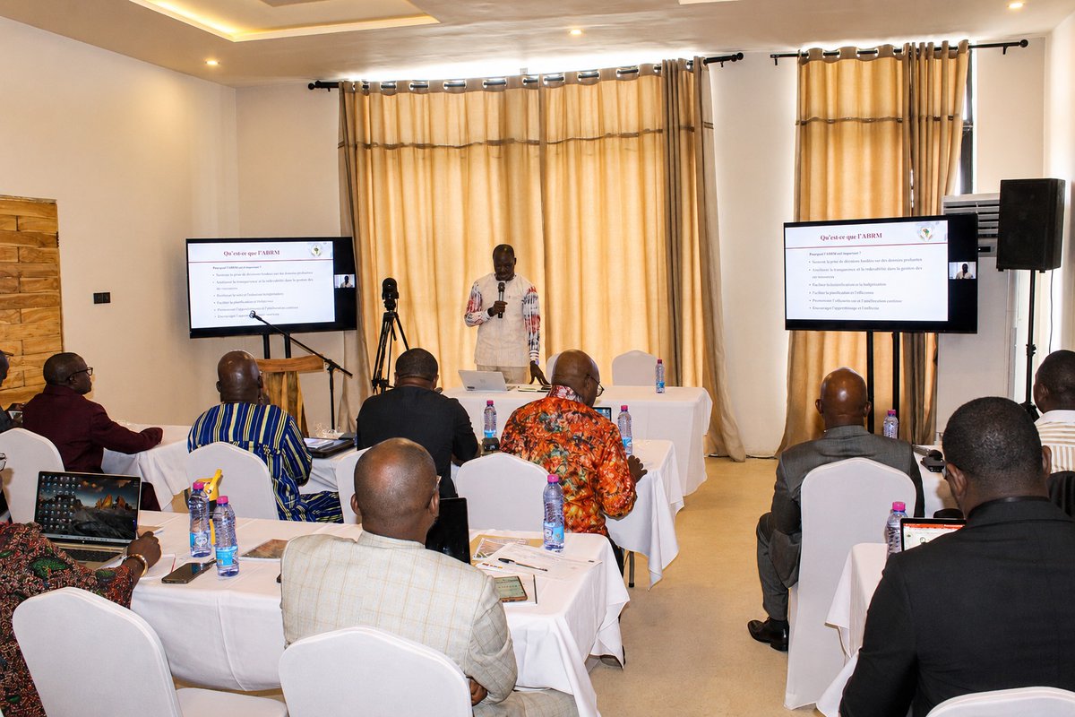 AfCFTA's tweet photo. À Aneho, au Togo, des experts examinent la mise en œuvre des engagements du pays dans le cadre du même dispositif AFIRM.

Les discussions portent sur les progrès accomplis, les obstacles rencontrés et les opportunités de renforcement, avec un impératif : que les recommandations reposent sur des données et soient prêtes à être validées.

Deux pays, un même processus, une même exigence de résultats. C'est ainsi que l'intégration africaine se construit, pas à pas.

Partagez si vous pensez que les examens par les pairs sont la clé d'une mise en œuvre solide de la ZLECAf.

#ZLECAf #AFIRM #CréerUnSeulMarchéAfricain