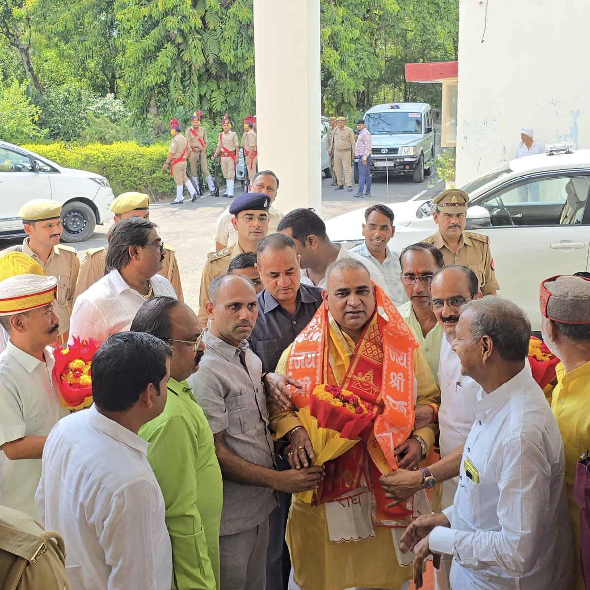 AjitSinghPal_'s tweet photo. आज प्रभारी जनपद फतेहपुर प्रवास के दौरान गणमान्य लोगों का स्नेह प्राप्त कर जनपद में चल रहे विकास कार्यों की समीक्षा की। https://t.co/E81ER5TUYk