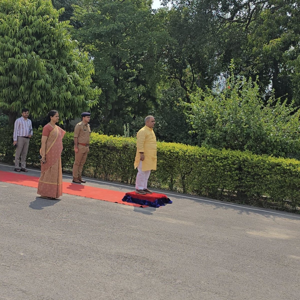 AjitSinghPal_'s tweet photo. आज प्रभारी जनपद फतेहपुर प्रवास के दौरान गणमान्य लोगों का स्नेह प्राप्त कर जनपद में चल रहे विकास कार्यों की समीक्षा की। https://t.co/E81ER5TUYk